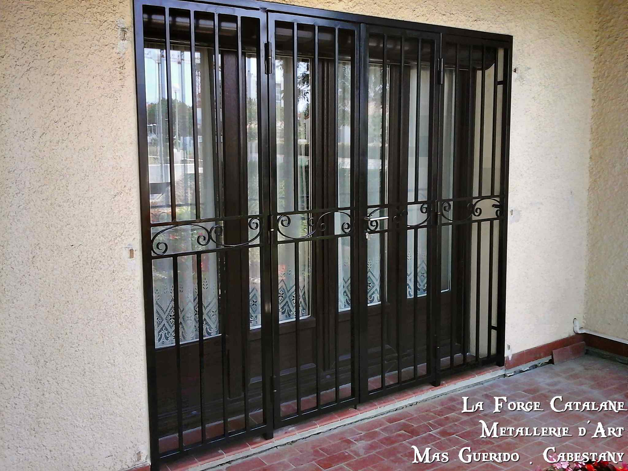 grille protection articulee 4 vantaux volute travail forge catalane.jpg